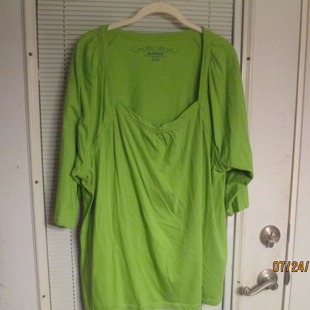 Avenue 26 x 28 3/4 sleeve green top